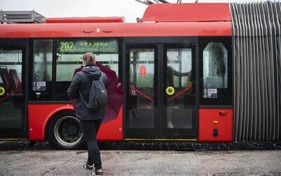 Opitý muž napadol v Petržalke vodiča MHD. Rozčúlilo ho, že sa pokazil autobus