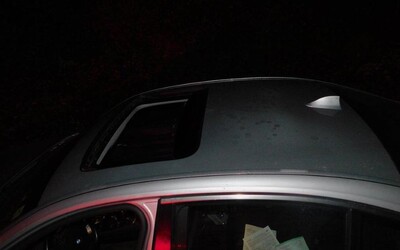 Opitý spolujazdec Jaro vypadol za jazdy zo strešného okna, keď šofér prechádzal ľavotočivou zákrutou