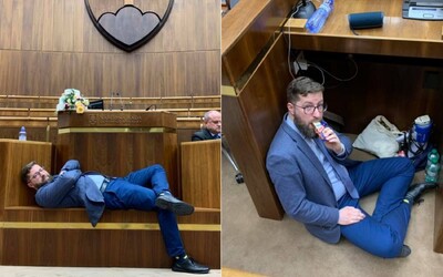 Slovenská opozice okupuje jednací sál v pyžamech. V parlamentu nocují se svatebním dortem