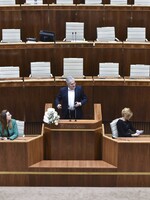 Opoziční poslanci opustili rokovanciu sálu, po troch dňoch parlament rokuje o zákonoch za 800 miliónov eur.