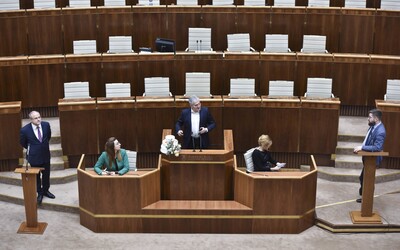 Opoziční poslanci opustili rokovanciu sálu, po troch dňoch parlament rokuje o zákonoch za 800 miliónov eur.
