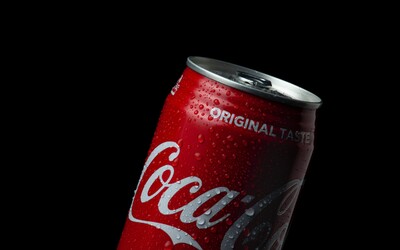 Organizátoři summitu OSN o klimatu schytali ostrou kritiku za uzavření sponzorské dohody s Coca-Colou