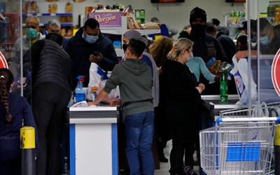 Organizované skupiny ľudí bez rúšok narúšajú v potravinách nákupy. Obchodníci naliehavo žiadajú štátne orgány o pomoc