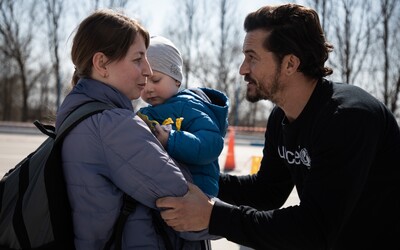 Orlando Bloom navštívil moldavsko-ukrajinskou hranici. Matky a děti nevědí, co s nimi bude, říká