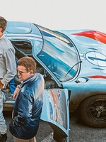 Oscarové výkony Christiana Balea a Matta Damona ťa posadia na zadok v adrenalínových pretekoch Forda a Ferrari (Recenzia)