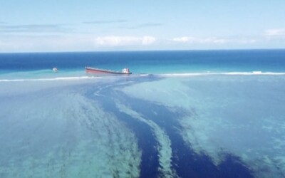 Ostrovný raj Maurícius bojuje so šíriacou sa ropnou škrvrnou. Tá ohrozuje aj vzácne koralové útesy