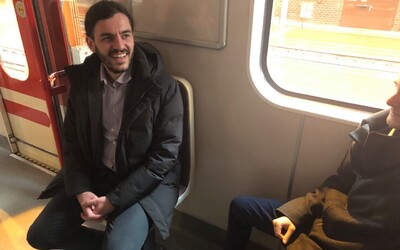 Otočené sedačky v metru testují lidé na trasách A i B. Dopravní podnik je plánuje rozšířit do dalších souprav