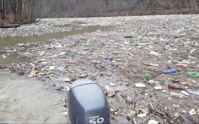 Otrasný pohľad na východe Slovenska: Priehrada Ružín je plná plastového odpadu, zasahuje až do metrovej hĺbky