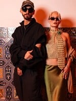 Outfit check zo Žúru: Bandurko si na zámok v Pezinku obul crocsy, Katežinka zažiarila v nových šatách