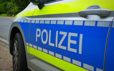Ozbrojenec v Drážďanech zřejmě zabil svoji matku, poté držel rukojmí v nákupním centru. Policie jej zadržela