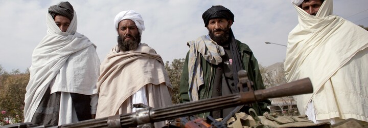 Ozbrojení tálibové si užívali na šlapadlech ve tvaru labutí. Unikly další bizarní fotky z Afghánistánu