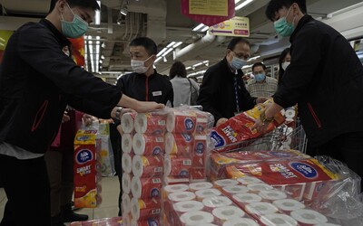 Ozbrojení zlodeji ukradi v Hongkongu stovky roliek toaletného papiera. Môže za to panika z koronavírusu