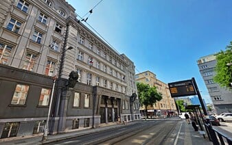 Ozbrojený muž prišiel na policajné riaditeľstvo v Bratislave. Políciu naňho upozornil taxikár