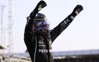 POTVRZENO: Hamilton přechází k Ferrari. Víme, kdy se poprvé objeví v novém voze