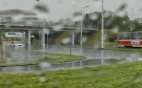 POZOR: V Bratislave pre silný dážď skolabovala doprava. Voda zaplavila podjazdy, tvoria sa dlhé kolóny a nepremávajú električky