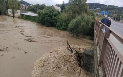 PREHĽAD: Mnohé cesty na Slovensku sú neprejazdné. Dopravné obmedzenia hlásia z viacerých krajov