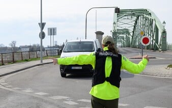 PREHĽAD: Na hraničných priechodoch s Maďarskom zaviedli mimoriadne opatrenia. Platia do odvolania