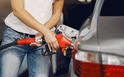 PŘEHLED: Na těchto pumpách natankuješ nejlevněji, ušetříš až tři koruny na litru benzinu