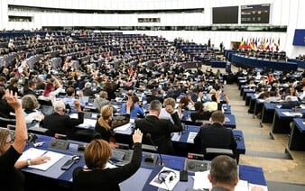PŘEHLED: Seznam se s novými europoslanci a europoslankyněmi