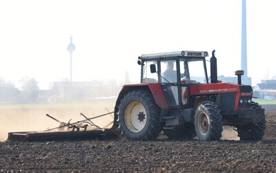 PŘEHLEDNĚ: Stovky traktorů v pondělí vyjedou na Prahu, zablokují silnice. Dostaneš se do školy a práce?