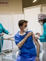 PRIESKUM: Takmer 60 percent ľudí na Slovensku vníma vakcínu pozitívne. Ochota nechať sa zaočkovať rastie