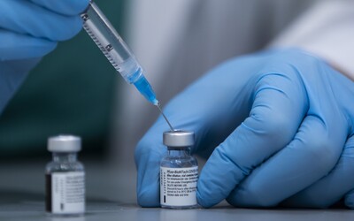 Lidé očkovaní vakcínami Pfizer nebo Moderna mají 90procentní šanci, že se koronavirem nenakazí, říká nová studie