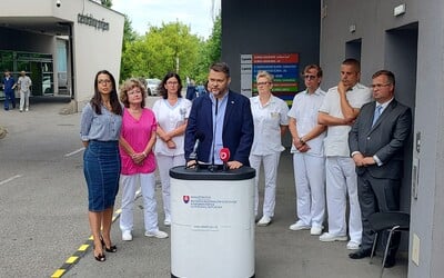 Pacientka po zákroku v kardioústave zomrela. Operatér sa počas operácie zúčastnil Migaľovej tlačovej konferencie