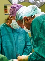 Pacientovi na Slovensku operovali zdravé koleno místo toho bolavého