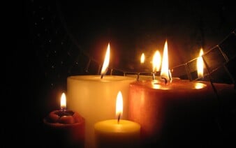 Pálenie vonných sviečok je viac škodlivé ako vdychovanie dymu z fajčenia. Odborníci poukazujú na novú štúdiu