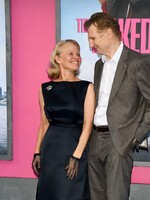 Pamela Anderson a Liam Neeson tvoří pár: Na place mezi nimi přeskočila jiskra