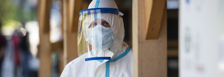 Pandemie opět sílí, v Česku přibylo přes 900 nakažených. Takto vysoký počet země zažila naposledy v půlce května
