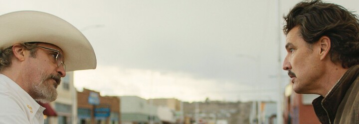 Pandemie, protesty a konspirační teorie. Pedro Pascal a Joaquin Phoenix spolu hrají v temném westernu