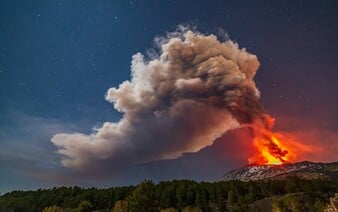 Panika na Sicílii. Vybuchla Etna, turisté v blízkosti se dali na úprk