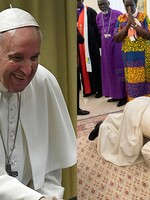 Pápež František bozkával nohy sudánskym vodcom, aby sa už nikdy nevracali k občianskej vojne
