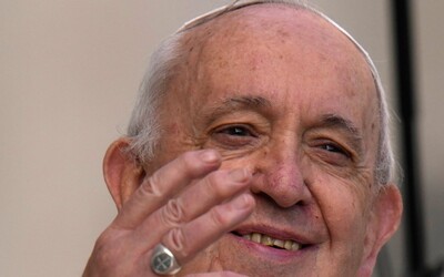 Papež František povolil kněžím žehnat stejnopohlavním párům, dříve to bylo nepřípustné 