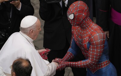 Pápež František sa na týždennej audiencii stretol so Spidermanom