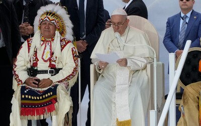 Papež František se přišel osobně omluvit původním obyvatelům Kanady. Mnohé děti v internátních školách trpěly a umíraly