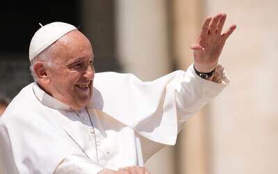 Pápež František v internej diskusii údajne označil homosexuálov za „buzer**tov“