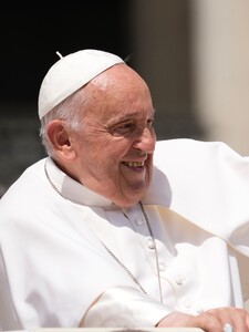 Pápež František v internej diskusii údajne označil homosexuálov za „buzer**tov“