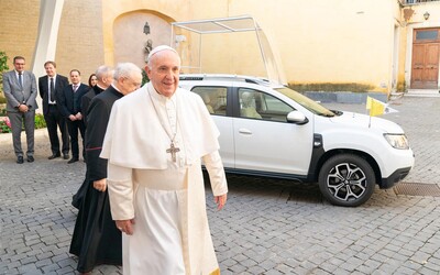 Papež má nové auto. Po Lamborghini přichází Papa-Duster od Dacie