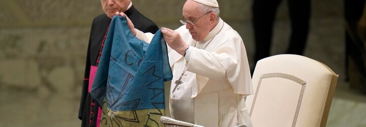 Pápež pobozkal ukrajinskú vlajku, ktorú mu priniesli z Buče. Vlajka bola špinavá a nachádzal sa na nej nápis