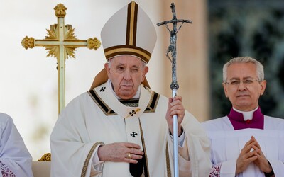 Papež během slavnostního Urbi et Orbi nepřímo kritizoval Rusko za krutou a nesmyslnou válku. Promluvil i k Ukrajincům 