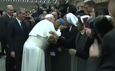 Pápež požiadal mníšku, aby ho nepohrýzla. Uťahoval si tak z minulotýždňového incidentu