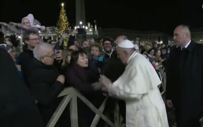Papež plácl ženu přes ruku, pak se za to omluvil