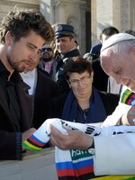 Pápež vydražil bicykel, ktorý mu daroval Peter Sagan, za 30 000 €. Výťažok poputuje nemocniciam bojujúcim s koronavírusom
