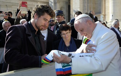 Papež vydražil za zhruba 800 000 korun kolo, které mu daroval Peter Sagan. Výtěžek poputuje nemocnicím bojujícím s koronavirem