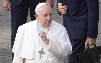 Papeže Františka museli hospitalizovat kvůli bronchitidě. Dopoledne se setkal se slovenským premiérem Ficem