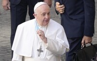Papeže Františka propustili z nemocnice, při odchodu vtipkoval. Čeká ho náročný program