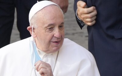 Papeže Františka propustili z nemocnice, při odchodu vtipkoval. Čeká ho náročný program