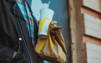Papírová brčka z McDonaldu nejdou recyklovat, přiznal řetězec. Na rozdíl od plastových, u nichž to možné bylo